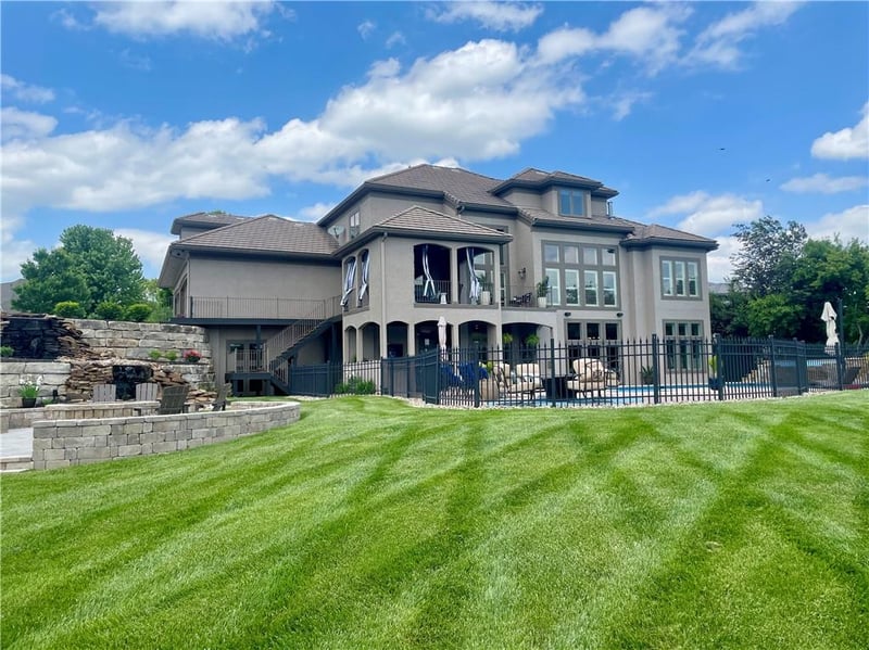 8075 Green Glades Ct, Parkville, MO 64152