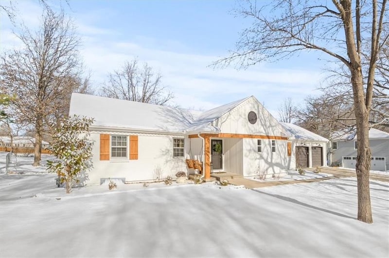 9712 Mohawk Dr, Overland Park, KS 66206