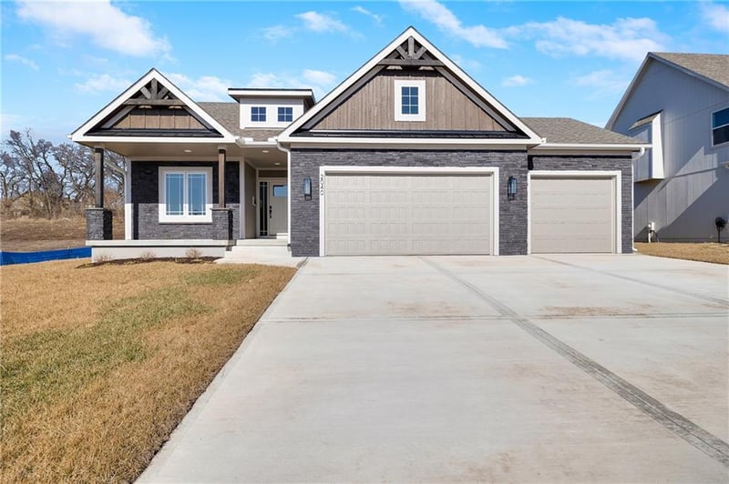 2040 Wheatfield Ct, Lee's Summit, MO 64082