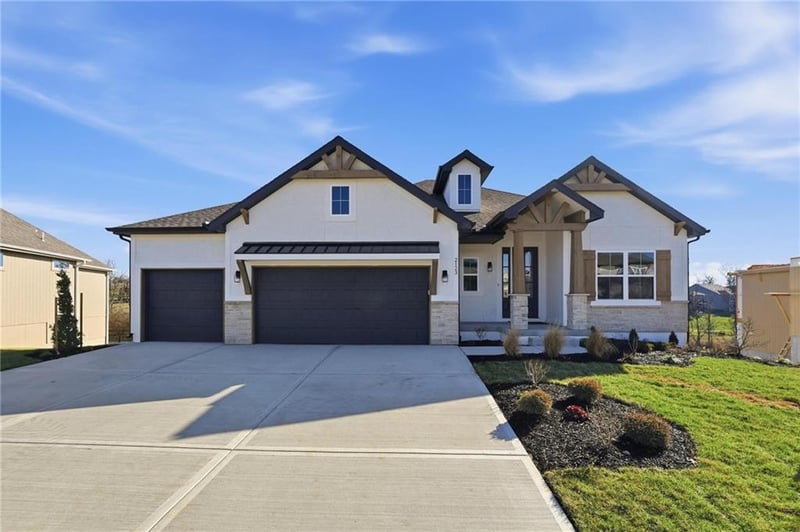 2123 Killarney Ln, Lee's Summit, MO 64081