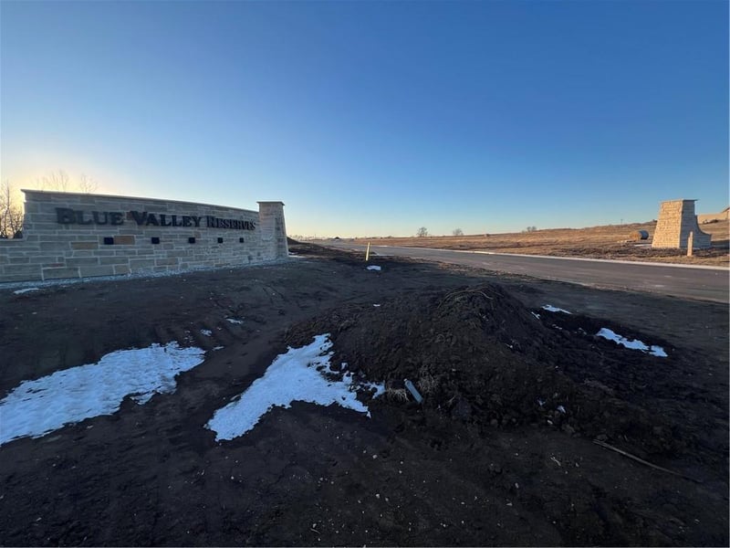 4155 201st Ter, Stilwell, KS 66085