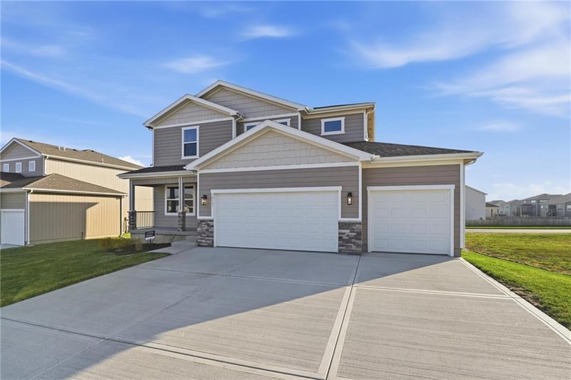 1917 Hightown Dr, Lee's Summit, MO 64082