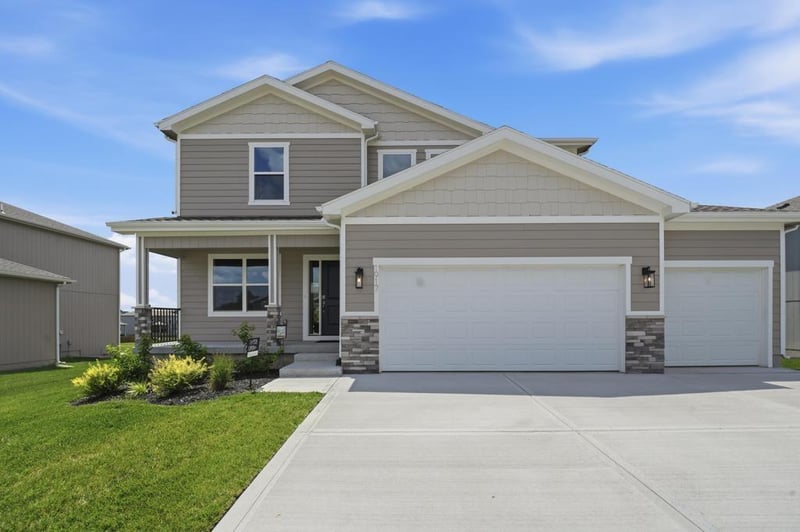 1917 Hightown Dr, Lee's Summit, MO 64082