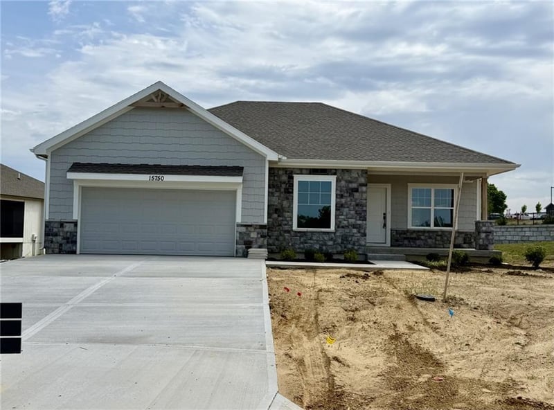 15750 Whitney Ct, Basehor, KS 66007