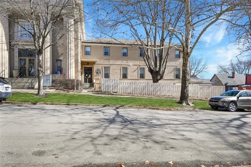 314 6th St, Leavenworth, KS 66048