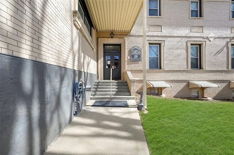 314 6th St, Leavenworth, KS 66048