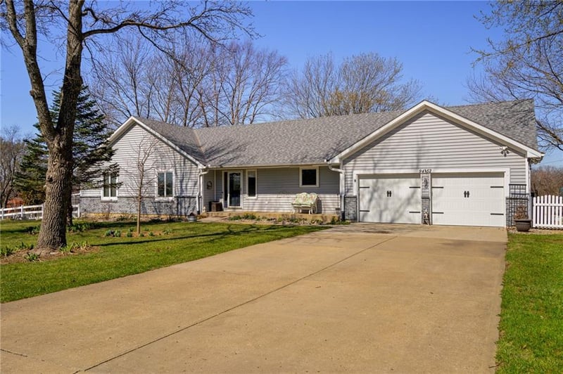 9452 W 193rd Ter, Bucyrus, KS 66013