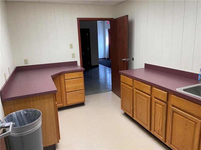 12819 Country Place Dr, Country Club, MO 64505