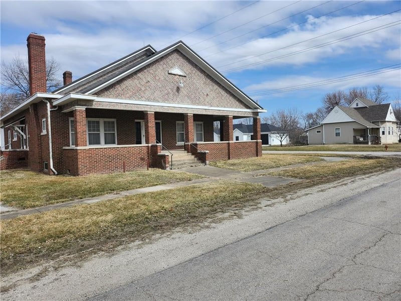 207 4th St, Braymer, MO 64624