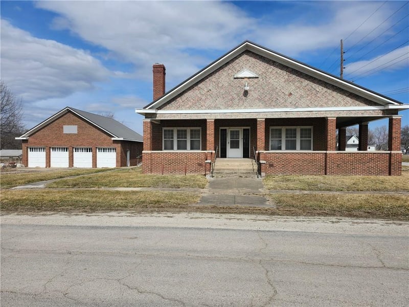 207 4th St, Braymer, MO 64624