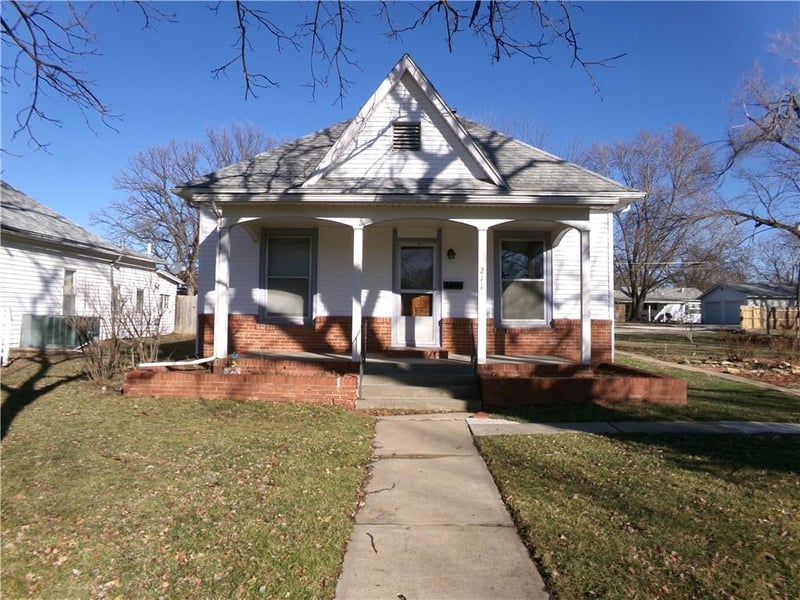 211 Elm St, Iola, KS 66749