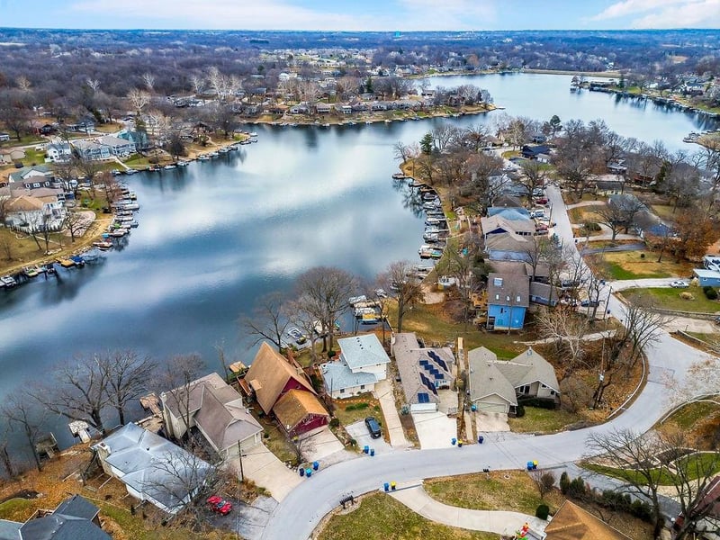 775 NW South Shore Dr, Lake Waukomis, MO 64151