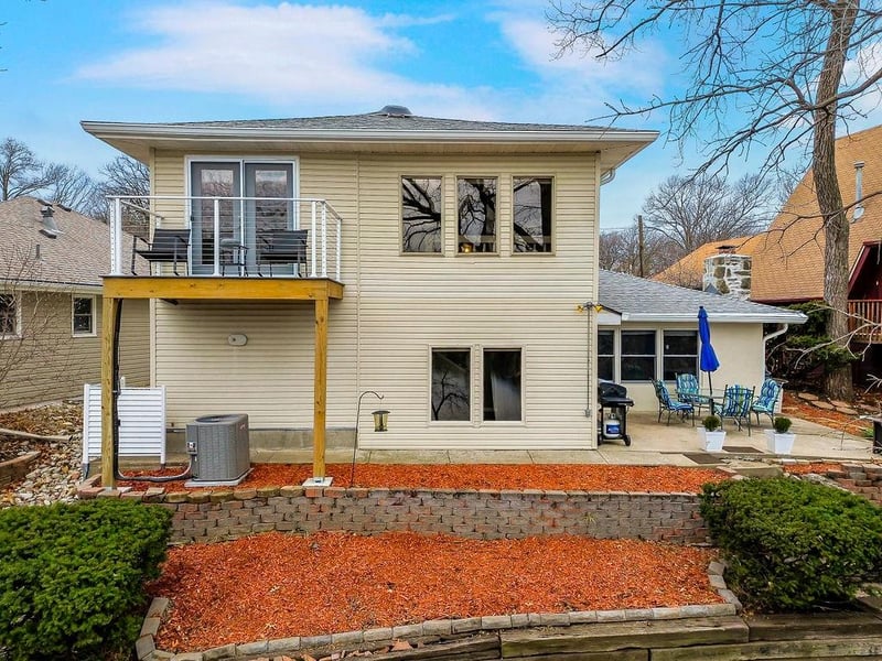 775 NW South Shore Dr, Lake Waukomis, MO 64151