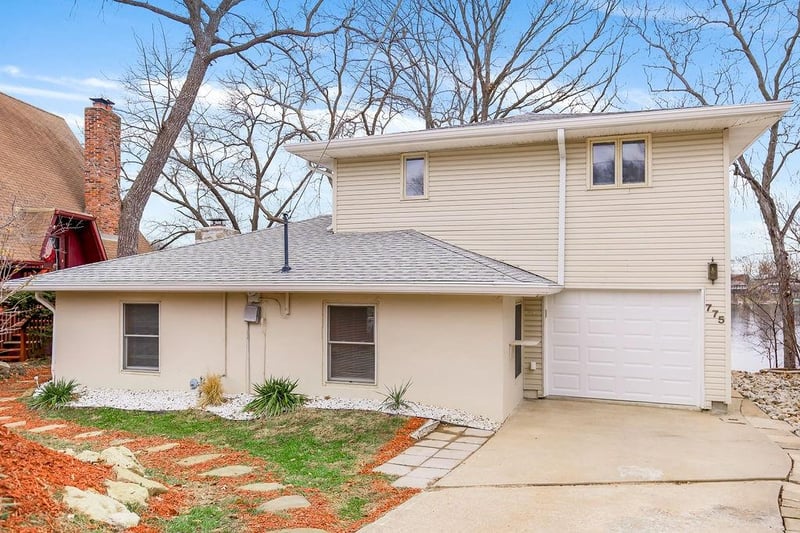 775 NW South Shore Dr, Lake Waukomis, MO 64151