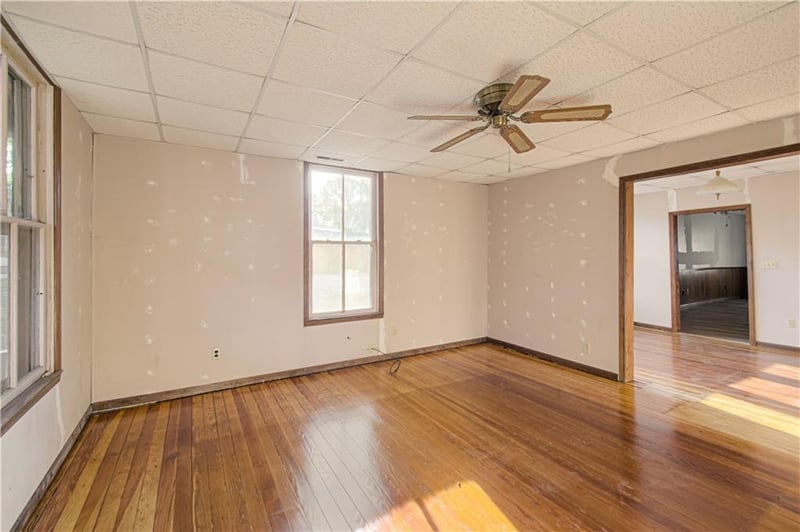 107 Shawnee St, Paola, KS 66071