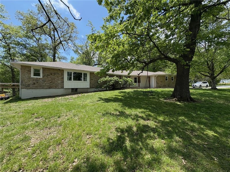 350 NW 71p Rd, Clinton, MO 64735