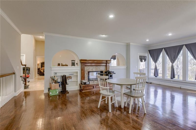 4401 N Mulberry Dr, Kansas City, MO 64116