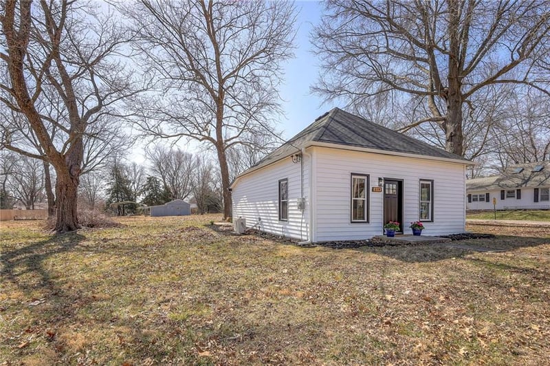 West Walnut St, Cleveland, MO 64734
