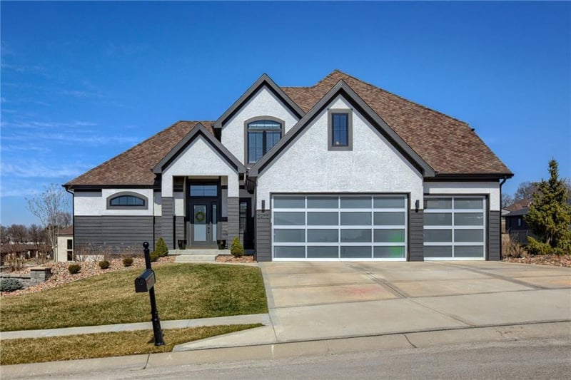 2470 NW Riverview Dr, Riverside, MO 64150