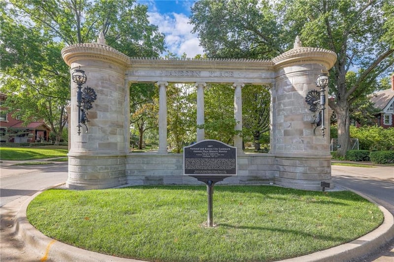 3 Janssen Pl, Kansas City, MO 64109