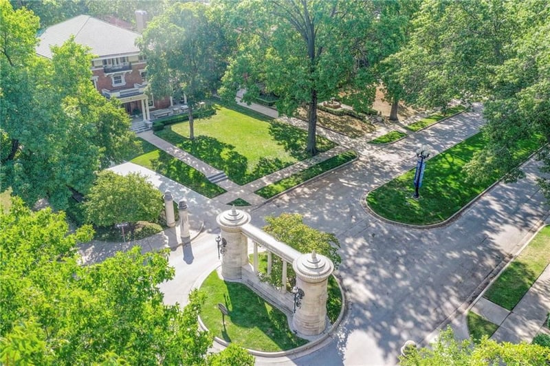 3 Janssen Pl, Kansas City, MO 64109