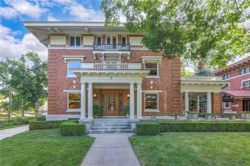 3 Janssen Pl, Kansas City, MO 64109