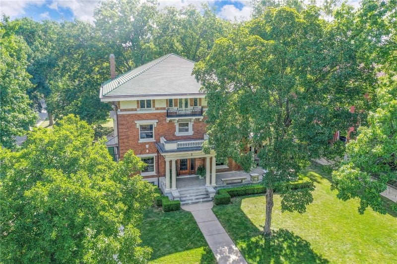 3 Janssen Pl, Kansas City, MO 64109