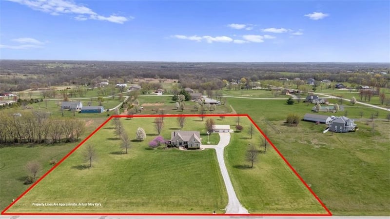 15701 Henry Andrews Dr, Pleasant Hill, MO 64080