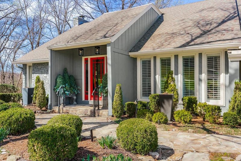 550 W Mohawk St, Lake Quivira, KS 66217