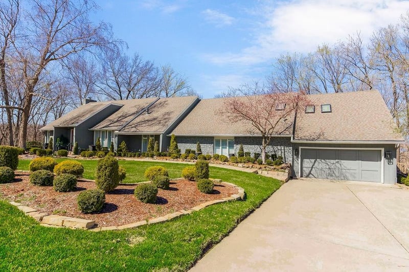 550 W Mohawk St, Lake Quivira, KS 66217