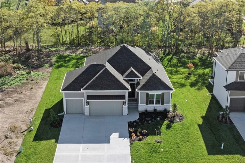 2624 Woodland Oak Dr, Lee's Summit, MO 64086