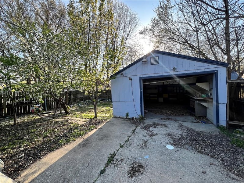 338 Topping Ave, Kansas City, MO 64123