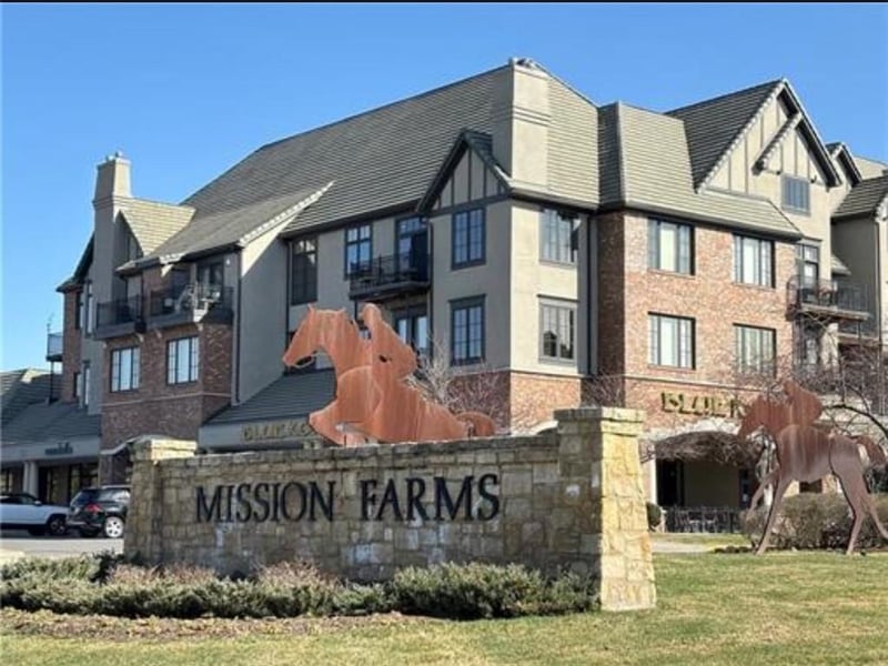 10511 Mission Rd #210, Leawood, KS 66206