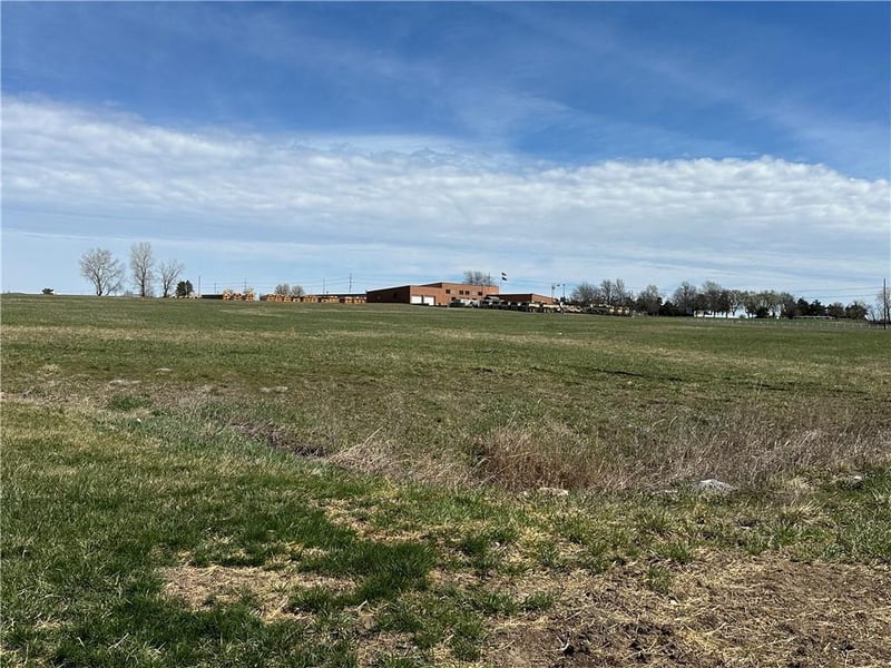 1302 Heatherwood Dr, Paola, KS 66071