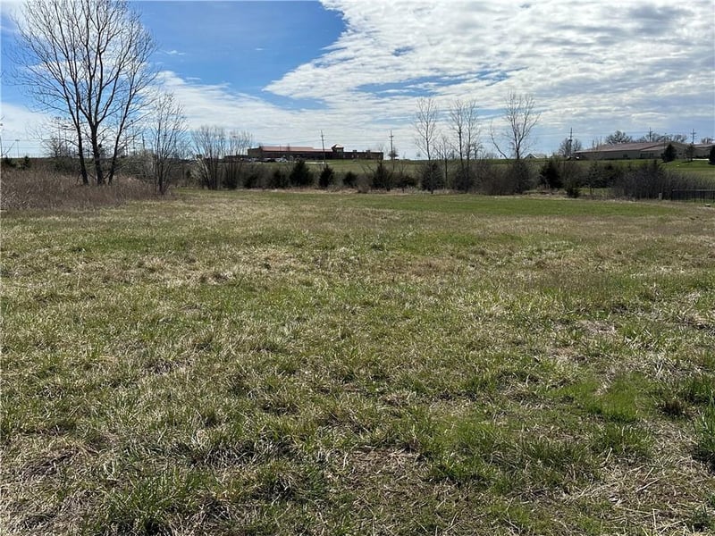 1302 Heatherwood Dr, Paola, KS 66071