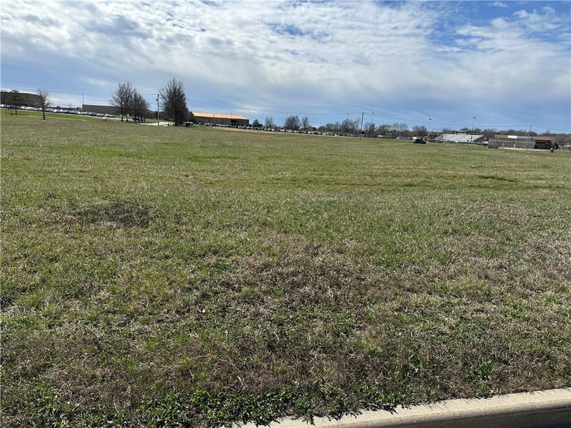 1302 Heatherwood Dr, Paola, KS 66071