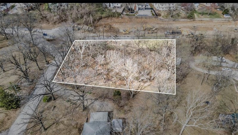 8001 Green Hills Rd, Kansas City, MO 64151