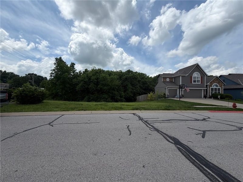 911 12 St, Louisburg, KS 66053