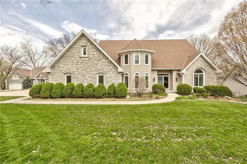 700 White Oak Ln, Gladstone, MO 64116