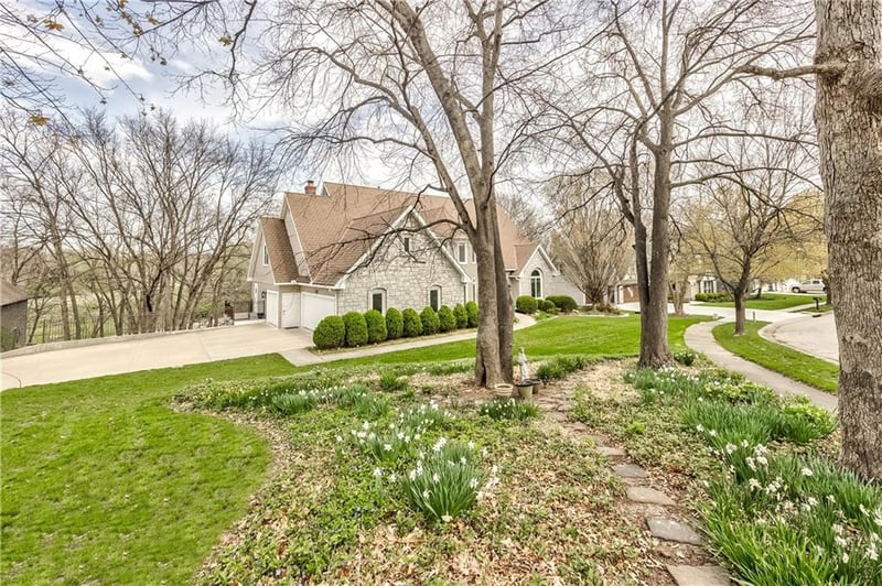 700 White Oak Ln, Gladstone, MO 64116