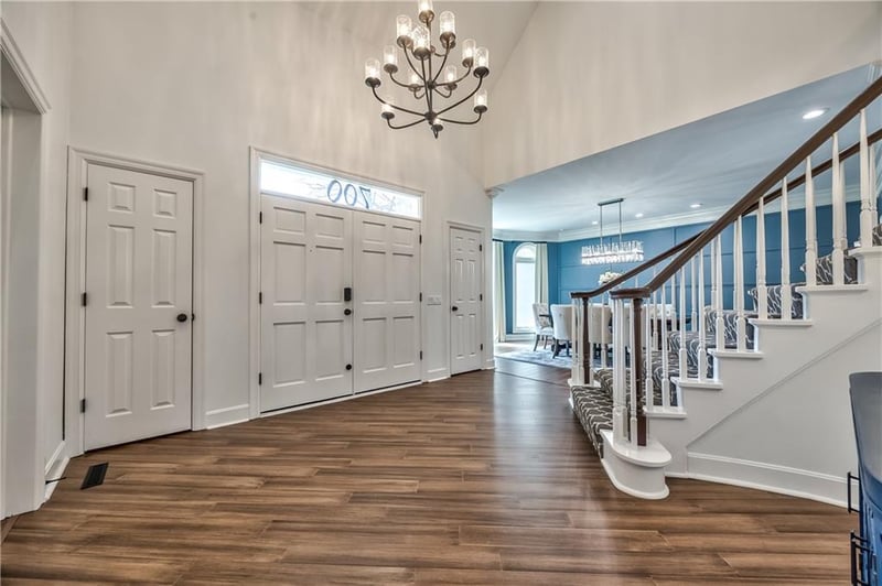 700 White Oak Ln, Gladstone, MO 64116