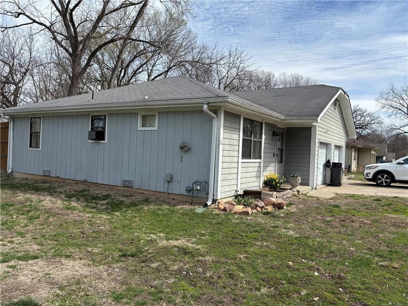 2415 Roma Ln, Country Club, MO 64505
