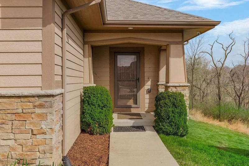 4925 NW Ridgewood Ct, Riverside, MO 64150