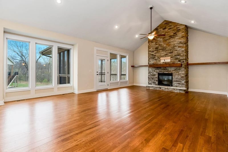 4925 NW Ridgewood Ct, Riverside, MO 64150