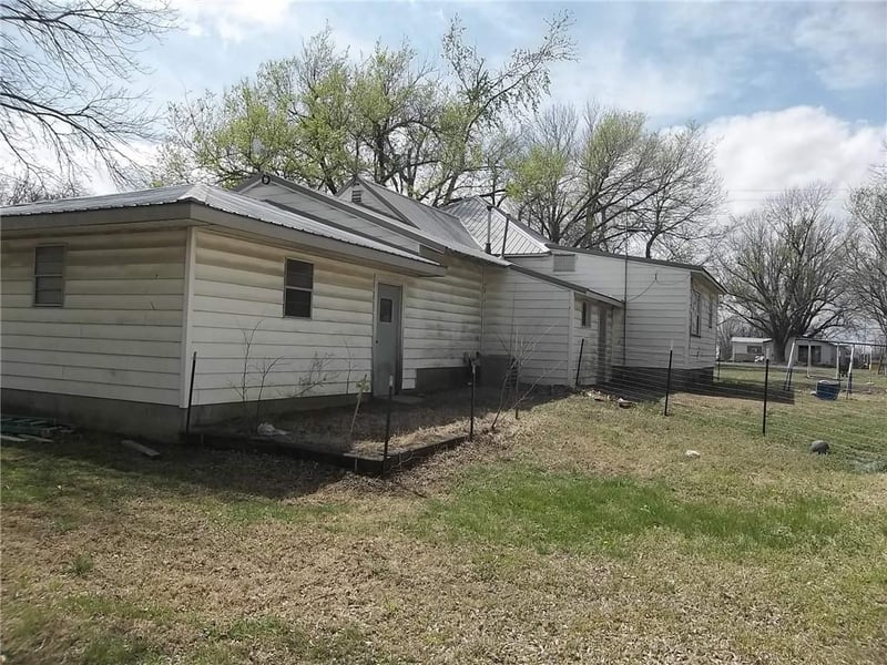 214 Watermelon Rd, Thayer, KS 66776