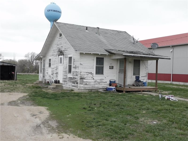 411 John St, Effingham, KS 66023