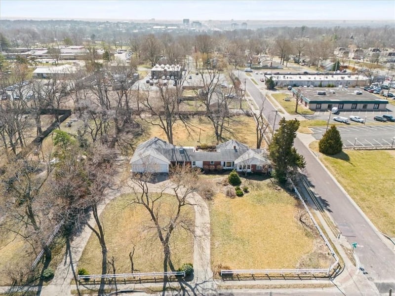 6909 82nd St, Overland Park, KS 66204