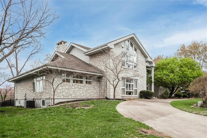 115 W Woodlands Dr, Gladstone, MO 64119