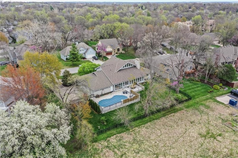 115 W Woodlands Dr, Gladstone, MO 64119