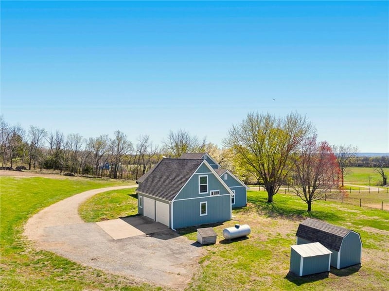 11096 43rd St, Perry, KS 66073